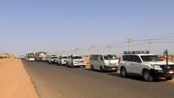 Ein Konvoi verlässt den Sudan - mehrere Länder evakuieren angesichts der dramatischen Lage