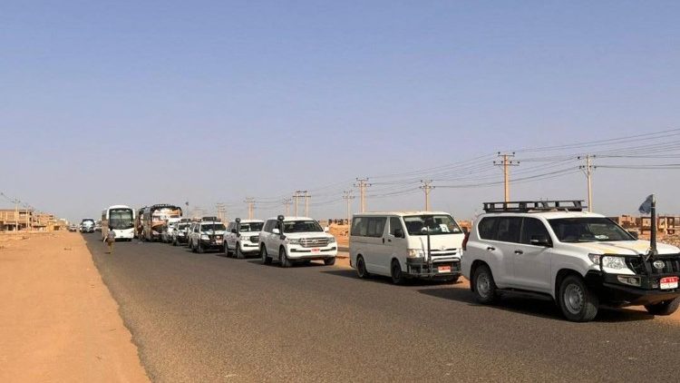 Ein Konvoi verlässt den Sudan - mehrere Länder evakuieren angesichts der dramatischen Lage