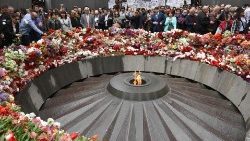 Pie armēņu genocīda upuriem veltītā pieminekļa gulst ziedi
