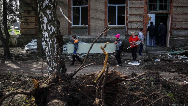 Uszkodzona w wyniku rosyjskiego ostrzału szkoła w Kramatorsku w obwodzie donieckim, 24 kwietnia 2023