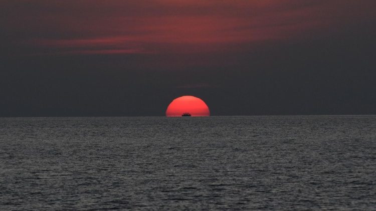 फिलीपींस में सुलु समुद्र के ऊपर सूरज डूबता है