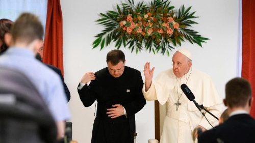 Папа Франциск посетил незрячих детей в Будапеште