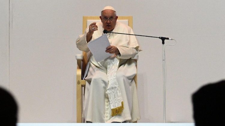 Ferenc pápa tanít, személyes megjegyzéseivel is   