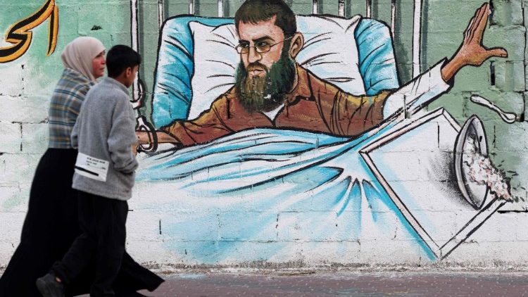 Un murales nella Striscia di Gaza che raffigura Khader Adnan, leader della Jihad islamica in Cisgiordania, rifiutare il cibo in carcere. Adnan è morto questa mattina dopo 86 giorni di sciopero della fame