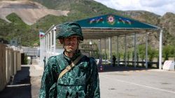 Aserbaidschanischer Checkpoint am Latschin-Korridor - die einzige Straße, die Berg-Karabach mit Armenien verbindet