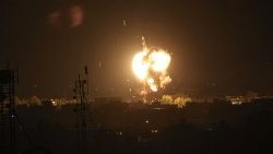 Imagem de uma explosão noturna em Gaza causada por um ataque israelense (AFP or licensors)