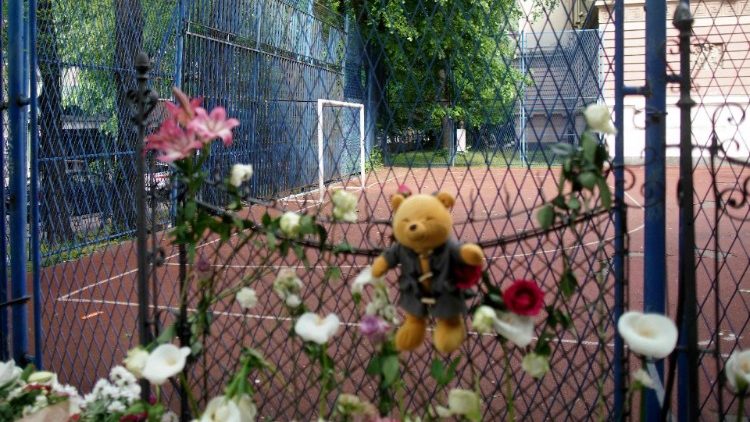Ursinhos de pelúcia e flores são colocados na cerca da escola primária Vladislav Ribnikar na capital Belgrado em homenagem às vitimas da tragédia