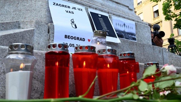 Oraciones y condolencias del Papa por las masacres en Serbia.