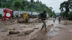 洪水に見舞われたルワンダ西部キブエ郊外　2023年5月4日