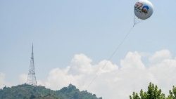 Ein G20-Ballon fliegt vor dem Gipfel im indischen Srinagar