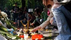 Blumen und Kerzen vor der Vladislav-Ribnikar-Grundschule 