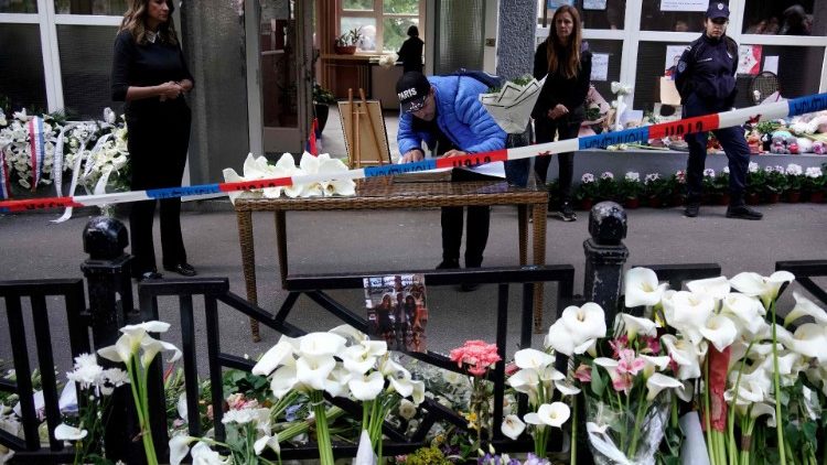 Az együttérzés virágai a belgrádi  iskola előtt 