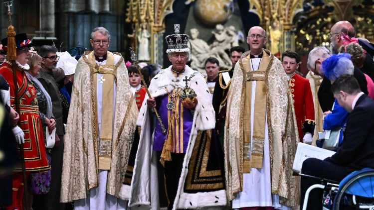 Król Karol III podczas koronacji, Londyn, 6 maja 2023