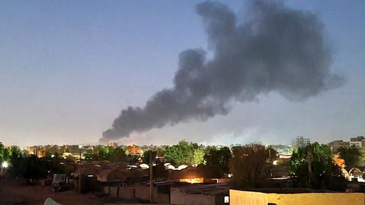 Sudan, fumo nero su una zona di scontri armati