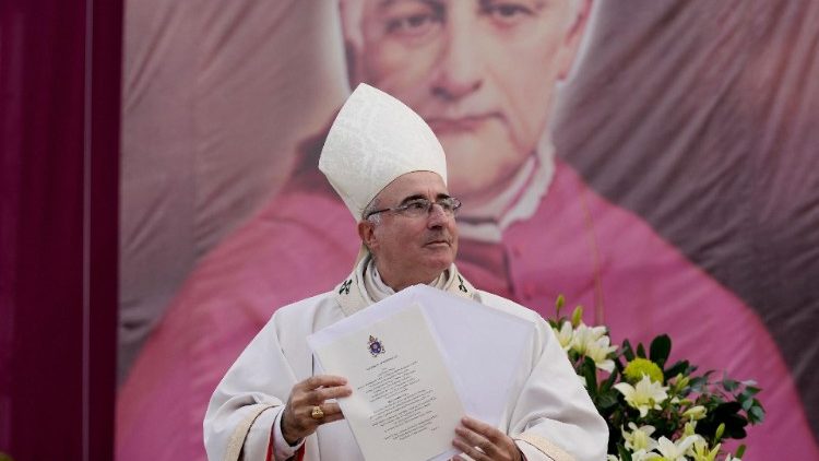 Documento pontifício  mostrado durante a cerimônia de beatificação de Dom Jacinto Vera. (Photo by Javier Calvelo / adhoc / AFP) 