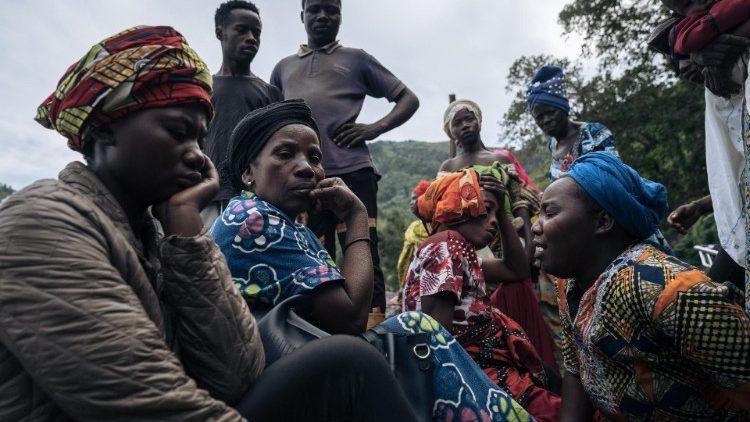 Enlutados lamentam seus entes queridos mortos e desaparecidos após fortes inundações no leste da República Democrática do Congo, em 6 de maio de 2023