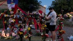 Opfer-Gedenken in der Nähe des Einkaufszentrums, in dem es die Schießerei gab (Allen, Texas, 7.5.2023)