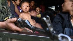 Die indische Armee evakuiert Menschen, die vor der ethnischen Gewalt im nordöstlichen indischen Bundesstaat Manipur geflohen sind, in eine Notunterkunft.