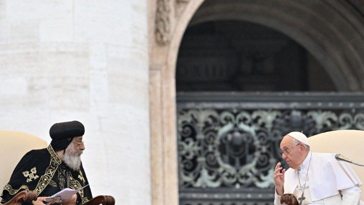 Le Pape et le patriarche copte orthodoxe d'Alexandrie, Tawadros II, lors de l'audience générale, place Saint-Pierre de Rome, le 10 mai 2023.