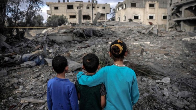 Деца сред развалините на сграда след израелски въздушен удар в Дейр ьл Балах в Ивицата Газа, 13.05.2023