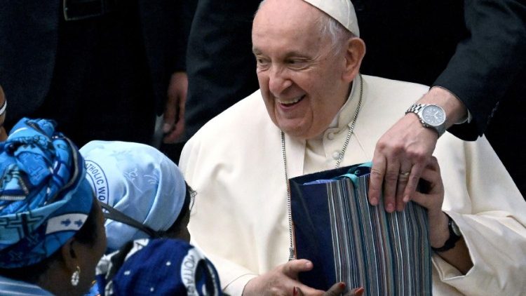 Папа Франциск приема подаръци по време на аудиенцията с членове на католическите женски организации в зала Павел VI във Ватикана, 13.05.2023