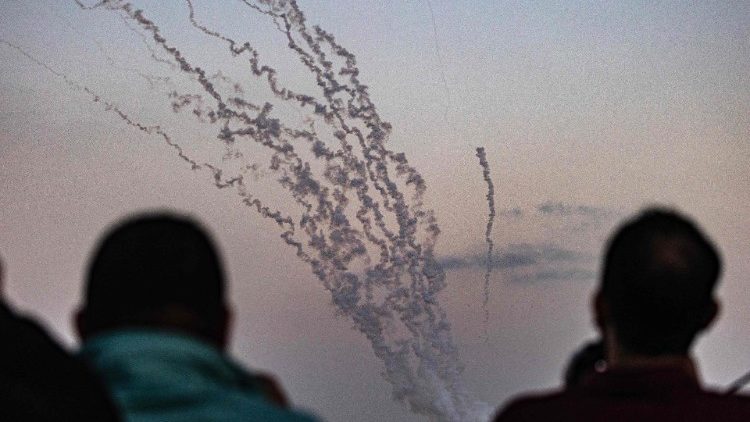 Bateria antiaérea israelense dispara contra foguetes lançados de Gaza. (Photo by AFP/Said Khatib)