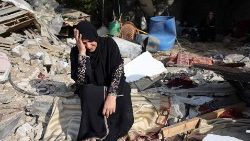 Une femme au milieu des restes de sa maison dans le camp de réfugiés palestinien de Nusseirat, dans la bande de Gaza