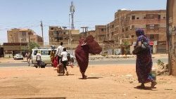 Ludzie uciekający minibusem z południowego Chartumu, 14 maja 2023