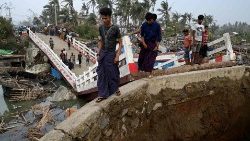 म्यानमार-बंगलादेश सीमा पर भूस्खलन के बाद टूटे पुल का एक दृश्य, 15.05.2023
