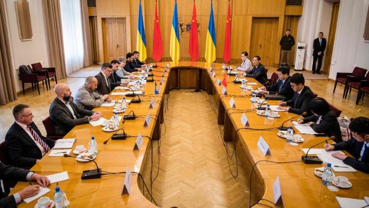 Mesa de negociações da diplomacia ucraniana e chinesa