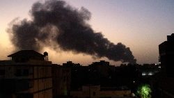De la fumée s'élève au-dessus des bâtiments dans le sud de Khartoum, le 19 mai 2023. 