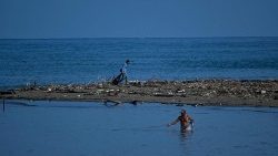 Indonezja, ludzie zbierające odpady wyrzucone przez morze