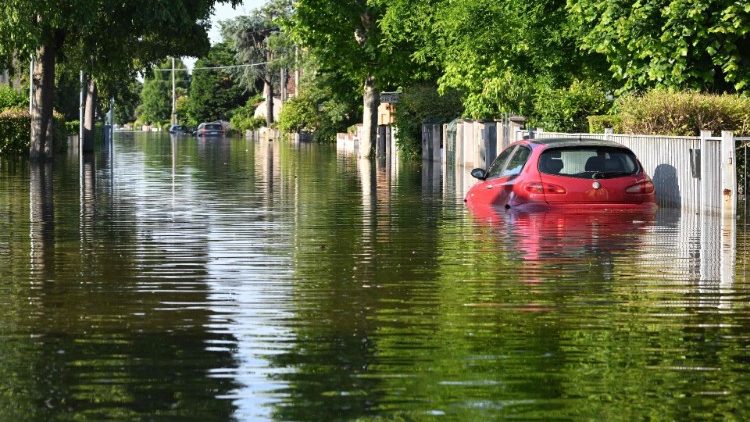 Eine Gesamtansicht zeigt eine überschwemmte Straße am 21. Mai 2023 in Conselice, in der Nähe von Ravenna, nachdem tödliche Überschwemmungen die Region Emilia-Romagna heimgesucht hatten.