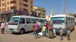 Menschen im Sudan bereiten sich auf die Flucht vor.