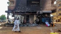 Ein Mann geht am 24. Mai 2023 an einer ausgebrannten Bankfiliale im Süden Khartums vorbei. Sporadischer Artilleriebeschuss hallte am 24. Mai immer noch in der sudanesischen Hauptstadt wider.