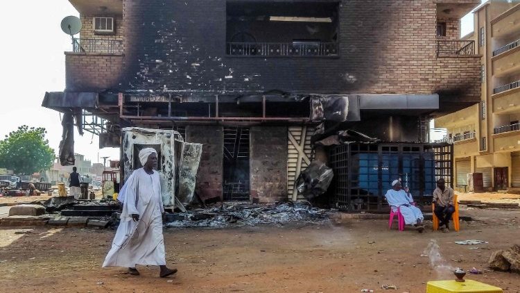 Ein Mann geht am 24. Mai 2023 an einer ausgebrannten Bankfiliale im Süden Khartums vorbei. Sporadischer Artilleriebeschuss hallte am 24. Mai immer noch in der sudanesischen Hauptstadt wider.