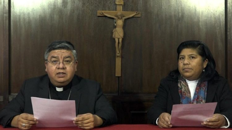 Der Sekretär der bolivianischen Bischofskonferenz, Giovani Arana, liest die Erklärung der Bischöfe vor