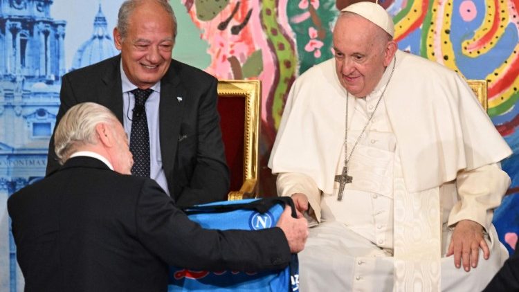 Neapel-Präsident Aurelio De Laurentiis übergibt dem Papst das Trikot mit der Nummer 10