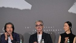 Японският актьор Конжи Якушо, немския режисьор Вим Вендерс и апонската актриса Ариса Накано на пресконференцията на филма "Перфектни дни" по време на 76-то издание на кинофестивала в Кан, 26.5.2023