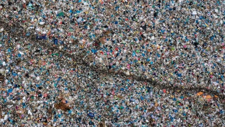 इण्डोनेशिया में  प्लास्टिक प्रदूषण का एक दृश्य