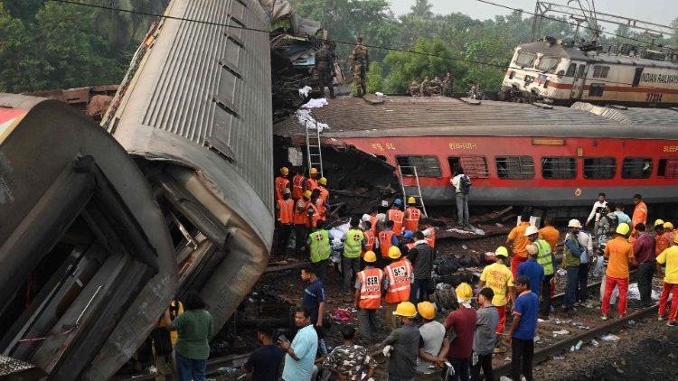 El dolor de Francisco tras accidente ferroviario en la India