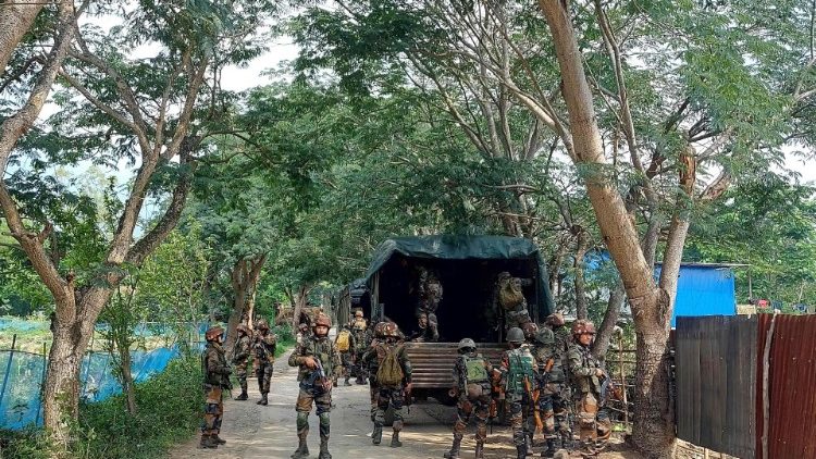 L'esercito indiano e il personale degli Assam Rifles partecipano a un'operazione di ricerca di armi illegali nel villaggio di Waroching