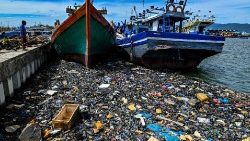 La pollution plastique dans le port de Banda Aceh en Indonésie, juin 2023. 