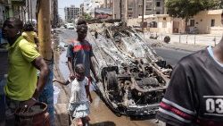 Carcasse de voiture brûlée à Dakar lors des violences des 1er et 2 juin.
