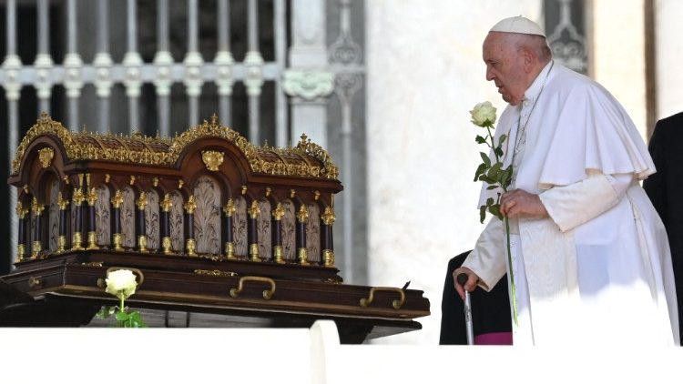 Le Pape François devant les reliques de Sainte-Thérèse, mercredi 7 juin, lors de l'audience générale, place Saint-Pierre de Rome.