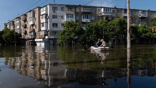 Ucraina, la diga crollata: “In mezzo fra la minaccia dell’acqua e delle armi"