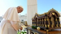Papież Franciszek modlący się przed relikwiami św. Teresy z Lisieux, Rzym, 7 czerwca 2023