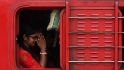 Une passagère prie à bord d'un train à proximité de Calcutta, le 7 juin 2023. 