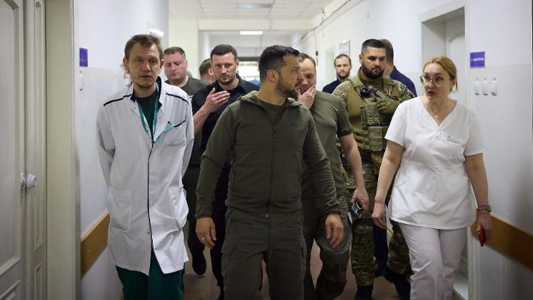 Il presidente Volodymyr Zelensky con i medici durante la sua visita ai residenti locali evacuati