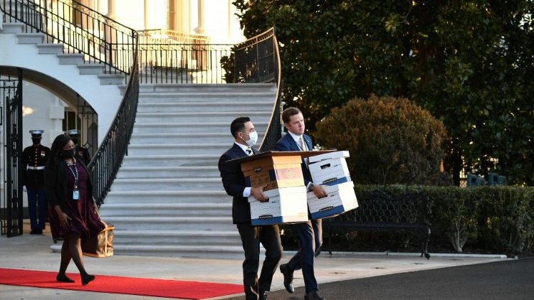 Una foto del 20 gennaio 2021 mostra gli assistenti di Trump che portano le scatole al Marine One prima che l'ex presidente parta dalla Casa Bianca nell’ultimo giorno del suo mandato